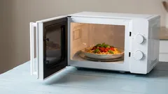 7 ruokaa, joita ei koskaan pitäisi lämmittää uudelleen mikroaaltouunissa