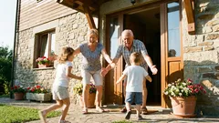 Pitäisikö isovanhempien hoitaa lapsenlapsiaan: miten perhe voi sopia selkeät pelisäännöt ilman riitoja