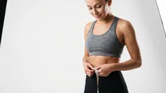 Myös laiskat haluavat kiinteän vatsan: 3 asentoa ja 3 minuuttia litteään vatsaan – asiantuntijan vinkit