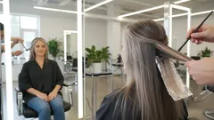 Harmaat hiukset: värjätä vai antaa kasvaa? Näin valitset sinulle sopivan tavan